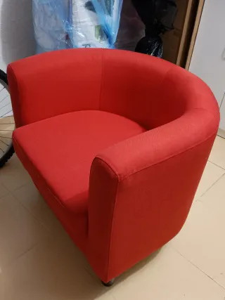 Sillón rojo de tela