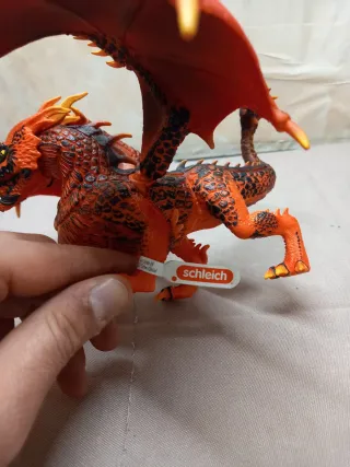 Statuetta Drago rosso e nero con ali