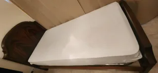 Cama de madera con colchón