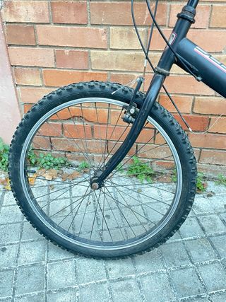 Bici negra con estriberas
