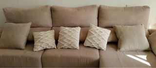 Sofá cheslong 3 plazas + 2 taburetes y arcón.