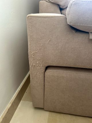 Sofá cheslong 3 plazas + 2 taburetes y arcón.