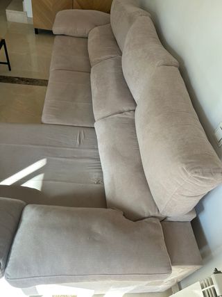 Sofá cheslong 3 plazas + 2 taburetes y arcón.