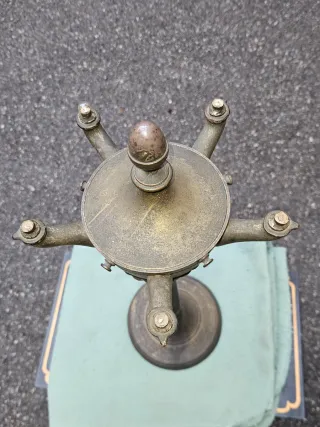 Antico candelabro lume a olio in metallo