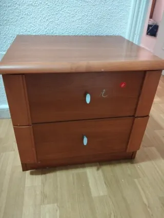 Mesita de noche de madera