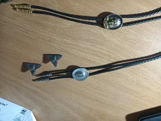 Corbatines y espuelas estilo cowboy vaquero