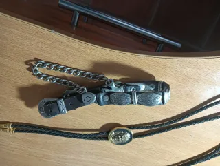 Corbatines y espuelas estilo cowboy vaquero