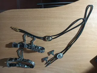 Corbatines y espuelas estilo cowboy vaquero