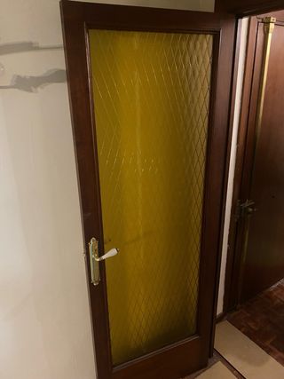 2 Puertas madera con cristal traslúcido