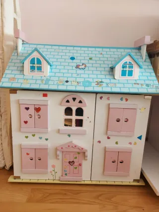 Casita de muñecas de madera