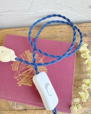 Candeeiro de mesa com esferas coloridas