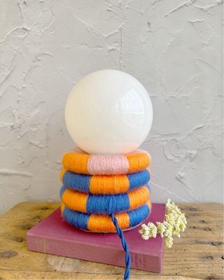 Candeeiro de mesa com esferas coloridas