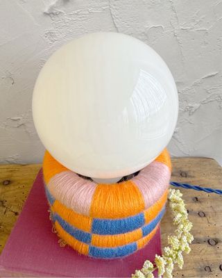 Candeeiro de mesa com esferas coloridas