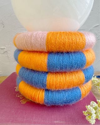 Candeeiro de mesa com esferas coloridas