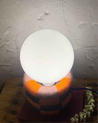 Candeeiro de mesa com esferas coloridas