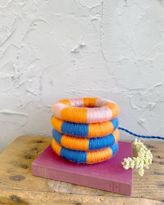 Candeeiro de mesa com esferas coloridas