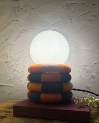 Candeeiro de mesa com esferas coloridas