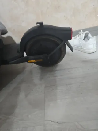 Patinete eléctrico con chapa