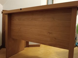 Escritorio de madera con cajones