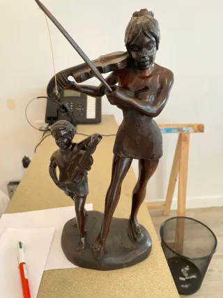 Figura madera tallada músicos