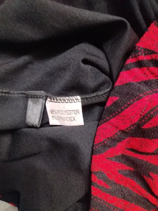 Ideal fiestas. Falda larga estampada roja y negra