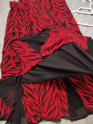 Ideal fiestas. Falda larga estampada roja y negra