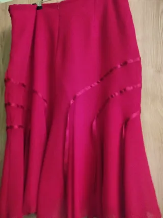 Ideal fiestas. Falda larga estampada roja y negra