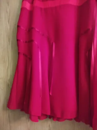 Ideal fiestas. Falda larga estampada roja y negra