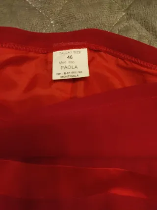 Ideal fiestas. Falda larga estampada roja y negra