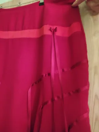 Ideal fiestas. Falda larga estampada roja y negra