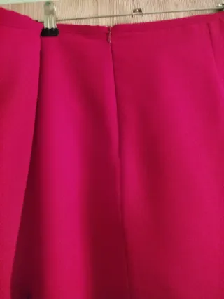 Ideal fiestas. Falda larga estampada roja y negra