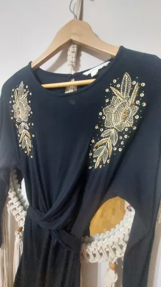 Vestido negro con detalles dorados