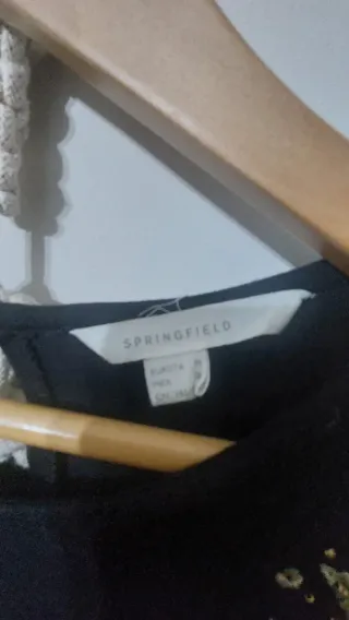 Vestido negro con detalles dorados