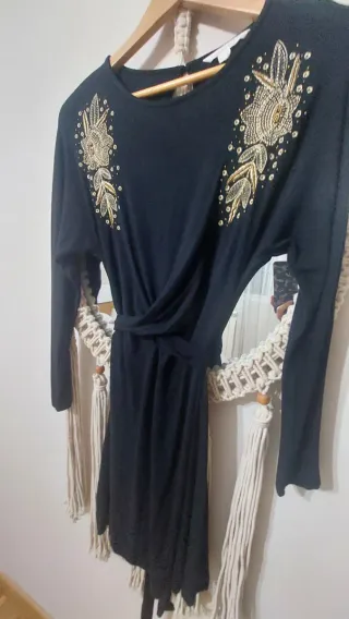 Vestido negro con detalles dorados