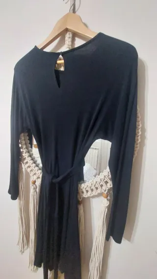 Vestido negro con detalles dorados