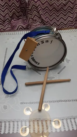 Tambor con baquetas y correa