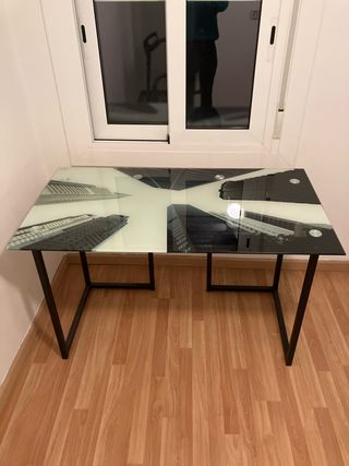 Escritorio de cristal y metal