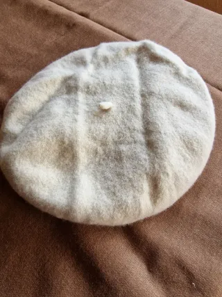 Berrettino di lana beige da donna