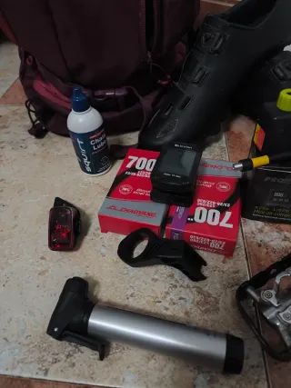 Equipo Ciclismo: Zapatillas, Ciclocomputador, Bomb