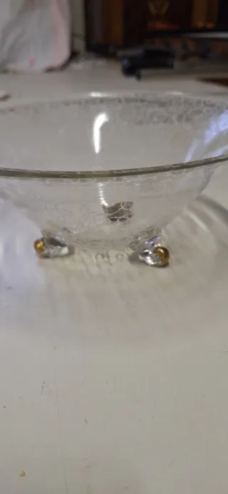 Ciotola in vetro con piedini