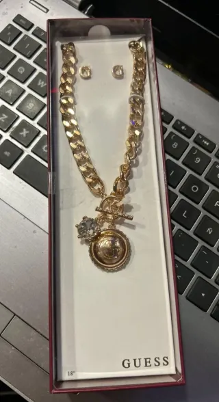 Conjunto Guess Collar y Pendientes Dorados