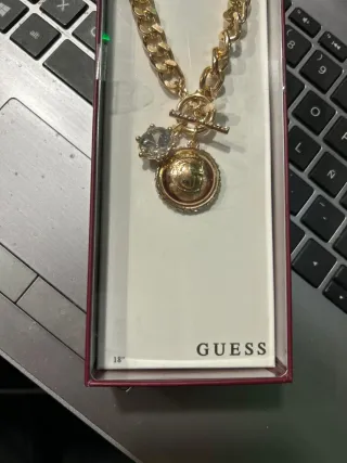 Conjunto Guess Collar y Pendientes Dorados