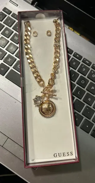 Conjunto Guess Collar y Pendientes Dorados