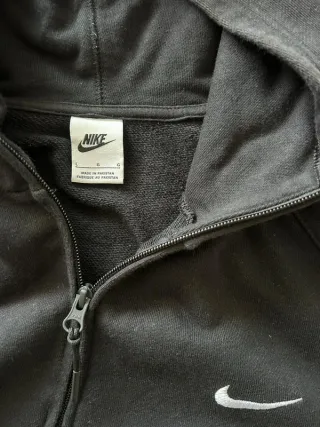 Sudadera Nike con cremallera y logo grande