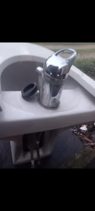 Lavabo blanco con grifo