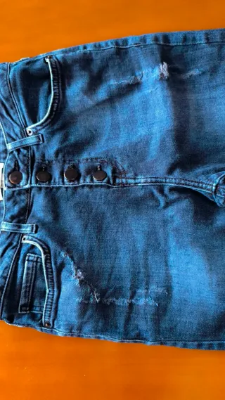 Pantalón pitillo azul con rotos