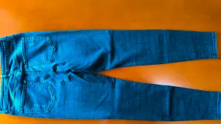 Pantalón pitillo azul con rotos