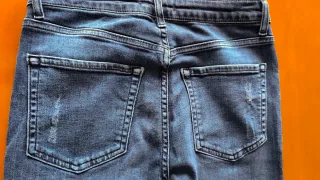 Pantalón pitillo azul con rotos