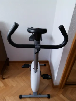 Bicicleta Estática Gris y Blanca