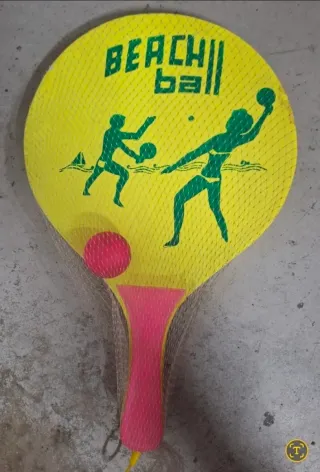 Palas de playa de colores con pelotas